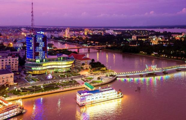 Ninh Kieu Wharf at night